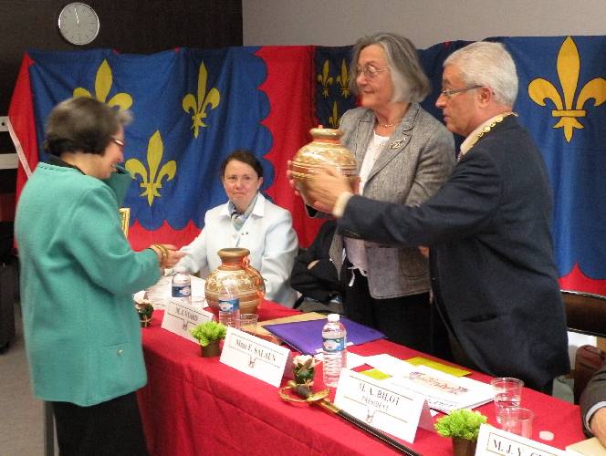 Remise du prix annuel de l'Académie du Berry 2010, à Mme Françoise Salaün.