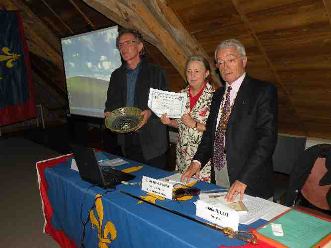 Le prix 2014 de l’Académie du Berry 2014 est remis à M. Jean Mauret par Mme Catherine Réault-Crosnier, présidente du prix de l’Académie et par M. Alain Bilot, président de l’Académie du Berry.