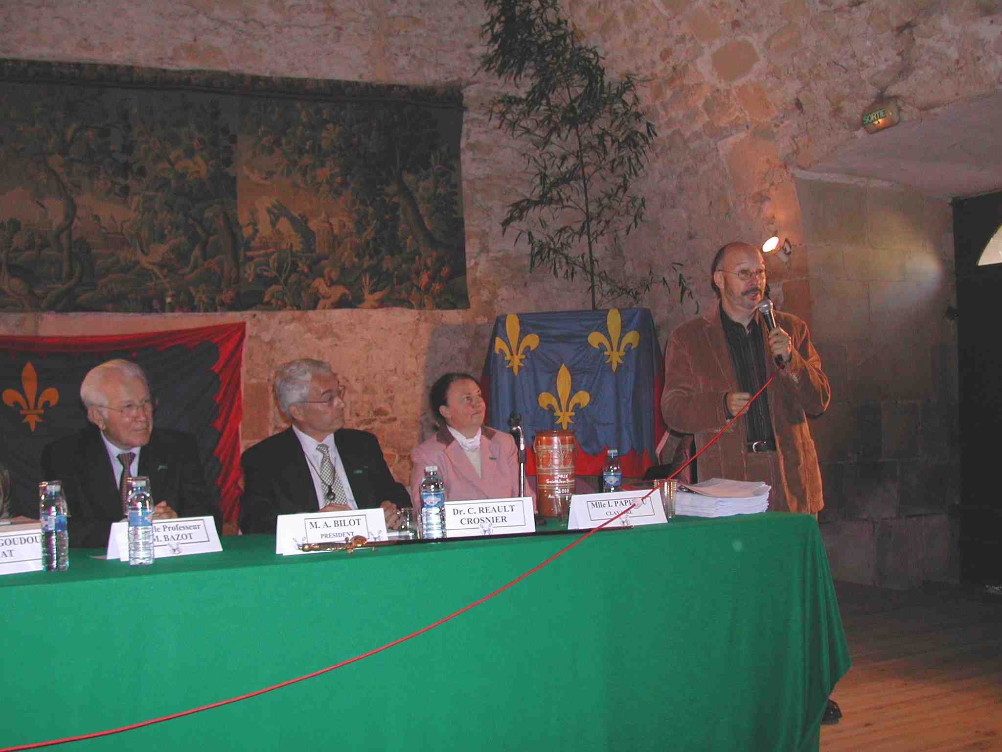 De gauche  droite : le mdecin-gnral Maurice Bazot, M. Alain Bilot, prsident de l'Acadmie du Berry, Mme le Dr Catherine Rault-Crosnier, prsidente du prix Saint-Jean Bourdin, et Grard Coulon, laurat 2007 du prix Saint-Jean Bourdin.