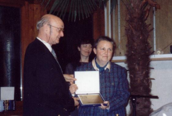 Abraham DE VOOGD remettant le prix Cesare Pavese à Catherine RÉAULT-CROSNIER, le 14 octobre 1999