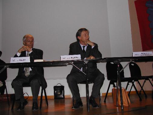 Jean-Christophe RUFIN écoutant Catherine RÉAULT-CROSNIER prononcer le discours de réponse, lors de sa réception à l'Académie Berrichonne, le 29 mars 2003.