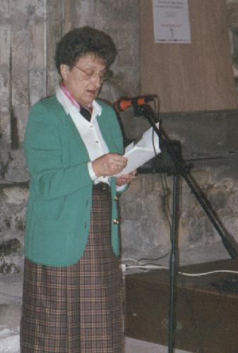 Juliette JOLY lisant un poème de son mari au Mur de poésie de Tours 2000