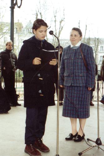 Mathilde HERVET (à gauche), au jardin des Prébendes, le 29 mars 2000.