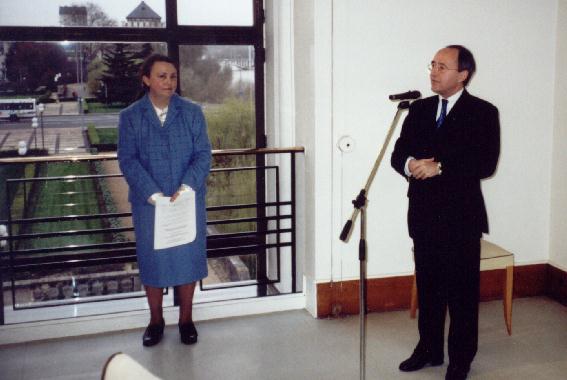 Inauguration du Mur de poésie de Tours 2001 - Monsieur Dominique SCHMITT, préfet d'Indre-et-Loire, prononçant son discours.