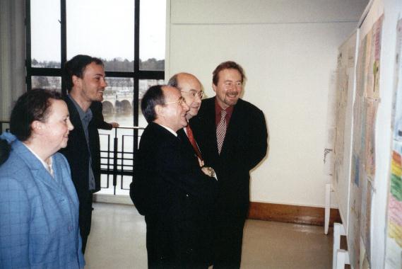 Inauguration du Mur de poésie de Tours 2001 - Les personnalités visitant l'exposition.