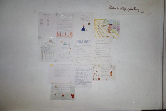 Panneau des poèmes des élèves de 6èmeC du collège Jules Ferry de Tours, exposé au Mur de poésie de Tours 2001.