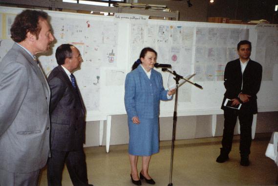 Catherine RÉAULT-CROSNIER présentant le "Mur de poésie de Tours" 2002, lors de l'inauguration, le 20 mars 2002
