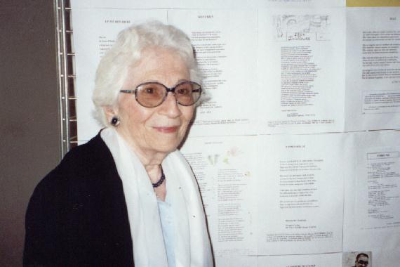 Arlette RIDEL au "Mur de poésie de Tours" 2002.