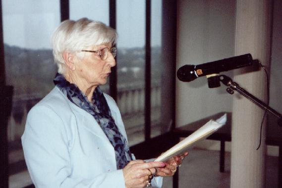 Léa SERRAULT, au spectacle de poésie le 16 mars 2002, lisant un poème de son mari Maurice SERRAULT.