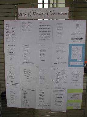 Panneau des poèmes exposés par les membres de l'association "Art et Poésie de Touraine", au "Mur de poésie de Tours" 2003.