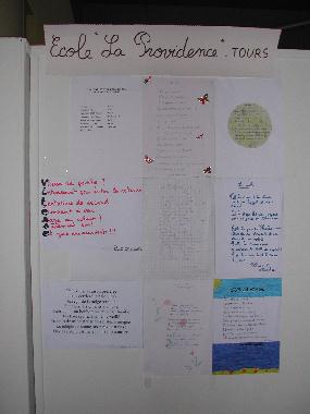 Panneau des poèmes exposés par les élèves du collège La Providence de Tours, au "Mur de poésie de Tours" 2003.