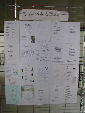 Panneau des poèmes exposés par des memebres de l'association "Présence de la Poésie" au "Mur de poésie de Tours" 2003.