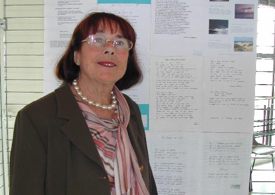 Mauricette GÉLINEAU au Mur de poésie de Tours 2003.