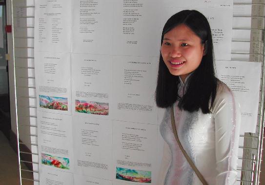Thanh Nga NGUYEN au Mur de poésie de Tours 2003.