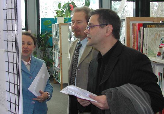 Pendant l'inauguration du cinquième "Mur de poésie de Tours", le 10 mars 2004.