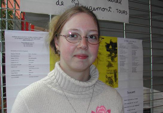 Fanny FROLA, membre du groupe Les filles des 500 h, au Mur de posie de Tours 2004.