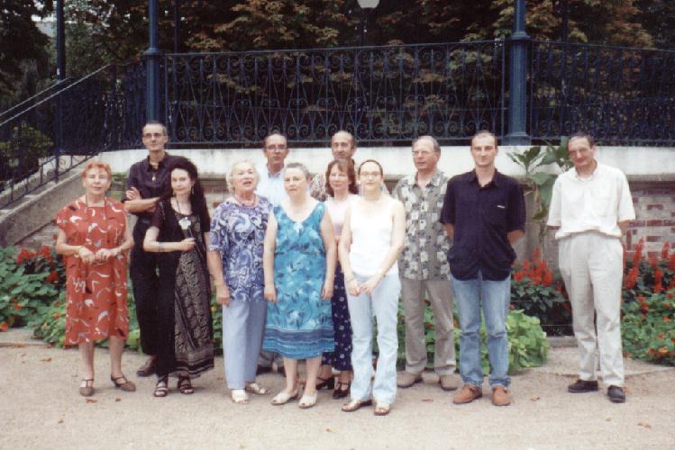 Le groupe de comédiens et de poètes présents aux Rencontres des Prébendes, le 25 août 2000