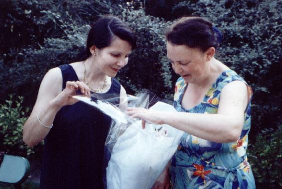 Martine LE COZ remercie Catherine RÉAULT-CROSNIER en lui offrant une gerbe de fleurs, 24 août 2001