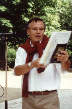 Joël CORMIER présentant Eugène BIZEAU, aux 4èmes rencontres littéraires des Prébendes à TOURS, le 2 août 2002.