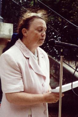 Catherine RÉAULT-CROSNIER présentant Annie SPILLEBOUT, aux 4èmes rencontres littéraires des Prébendes à TOURS, le 2 août 2002.