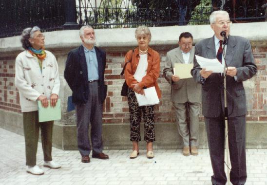 Claude VIEL et les membres de l'association Les amis de Rabelais et de la Devinière, au 4èmes rencontres littéraires au jardin des Prébendes, à Tours, le 6 septembre 2002.