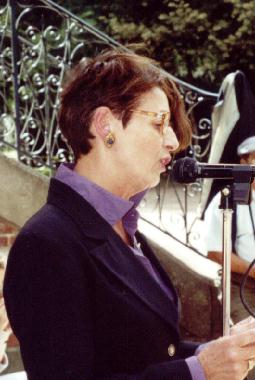 Françoise RIBERA présentant Alfred de VIGNY, aux 4èmes rencontres littéraires des Prébendes à TOURS, le 2 août 2002.