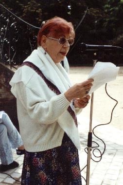 Jeanne ZOTTER présentant RACAN, le poète champêtre, aux 4èmes rencontres littéraires des Prébendes à TOURS, le 2 août 2002.