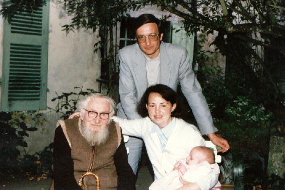 Eugne BIZEAU, le 11 aot 1987,  104 ans, avec Catherine RAULT-CROSNIER, Rgis et Claire CROSNIER
