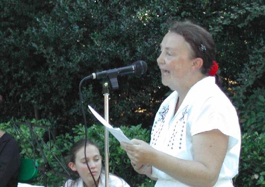 Catherine RÉAULT-CROSNIER lisant son texte sur Catherine d'Amboise, lors des 5èmes Rencontres littéraires au jardin des Prébendes, à Tours, le 1er août 2003.