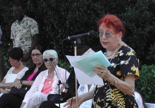 Jeanne ZOTTER lisant son texte sur Jean de LA FONTAINE, lors des 5èmes Rencontres littéraires au jardin des Prébendes, à Tours, le 1er août 2003.