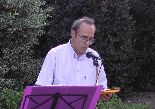 uy BACQUIÉ lisant son texte sur RONSARD, lors des 5èmes Rencontres littéraires au jardin des Prébendes, à Tours, le 1er août 2003.