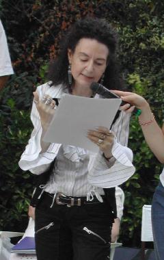 Jacqueline LEMAÎTRE lisant son texte sur BÉRANGER, lors des 6èmes Rencontres littéraires au jardin des Prébendes, à Tours, le 6 août 2004.