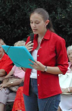 Claire CROSNIER lisant son texte sur Paul FORT, lors des 6èmes Rencontres littéraires au jardin des Prébendes, à Tours, le 6 août 2004.
