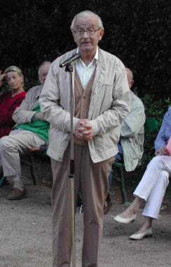 Jack Vivier répondant aux questions du public, lors des 6èmes Rencontres littéraires au jardin des Prébendes, à Tours, le 20 août 2004, suite à la conférence sur son père Robert Vivier.