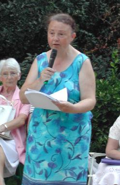 Catherine RÉAULT-CROSNIER lisant son texte sur Heuri MAUGIS, lors des 6èmes Rencontres littéraires au jardin des Prébendes, à Tours, le 6 août 2004.