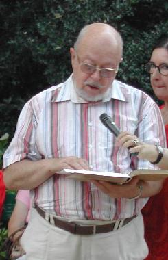 Jean-Jacques ARVERS lisant son texte sur RACAN, lors des 6èmes Rencontres littéraires au jardin des Prébendes, à Tours, le 6 août 2004.