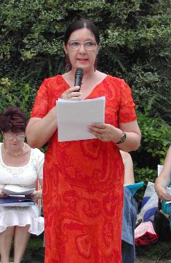 Hélène BOURLIEUX lisant son texte sur Léopold Sédar SENGHOR, lors des 6èmes Rencontres littéraires au jardin des Prébendes, à Tours, le 6 août 2004.