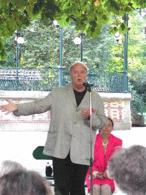 Michael Sadler pendant le débat avec le public, le 25 août 2006.