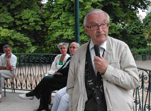 Le Docteur Jack Vivier intervenant lors du débat avec le public, après la lecture de la rencontre sur Léopold Sédar Senghor, le 11 août 2006, dans le jardin des Prébendes à Tours.