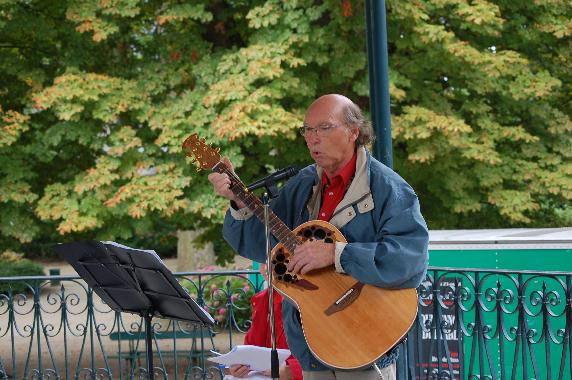 Richard Oullié chantant une ballade de de François Villon, mise en musique par lui, lors de la Rencontre littéraire du 22 août 2008.