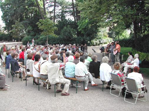 Le public lors de la Rencontre littéraire dans le jardin des Prébendes, du 8 août 2008.