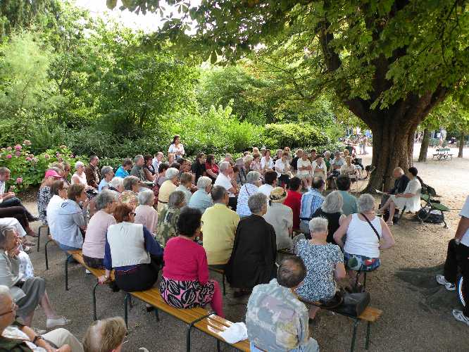 Le public lors de la Rencontre littéraire du 21 août 2009, consacrée au Docteur Jean Chauvin.