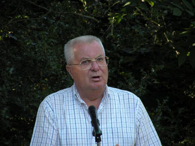 Le Pr Claude Viel, le 28 août 2009 dans le jardin des Prébendes à Tours, lors de la rencontre littéraire consacrée au Dr Ledouble.