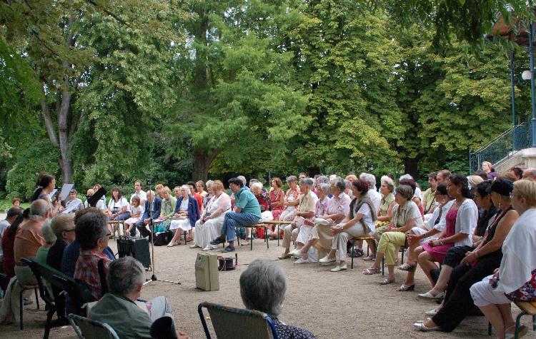 Le public lors de la rencontre littéraire dans le jardin des Prébendes, à Tours, le 7 août 2009, consacrée à Catherine Réault-Crosnier.