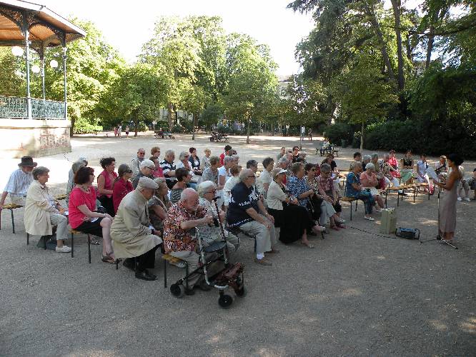 Le public, le 6 aot 2010, lors des 12mes Rencontres littraires dans le jardin des Prbendes,  Tours.