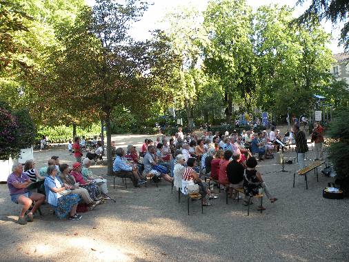 Le public lors de la Rencontre littéraire dans le jardin des Prébendes, le 19 août 2011.