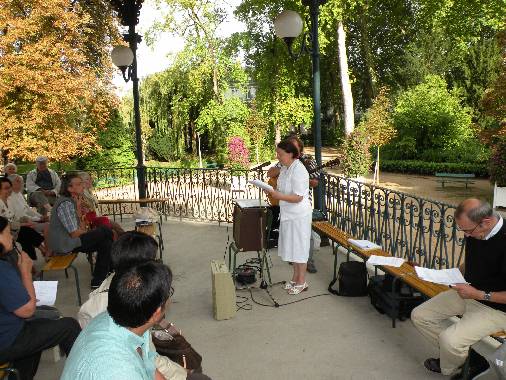 Rencontre littéraire dans le jardin des Prébendes à Tours, consacrée aux poètes de Touraine.