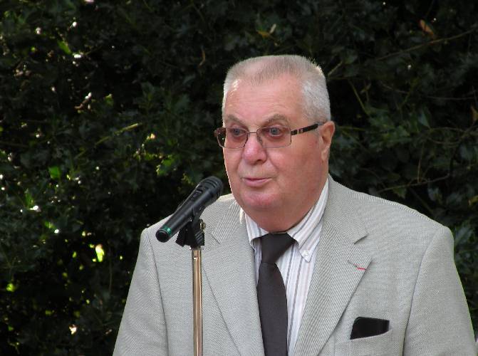 Le Pr. Claude Viel, lors de son intervention sur le professeur mile Aron, grand humaniste, fin connaisseur de Rabelais, le 5 aot 2011, dans le jardin des Prbendes  Tours.