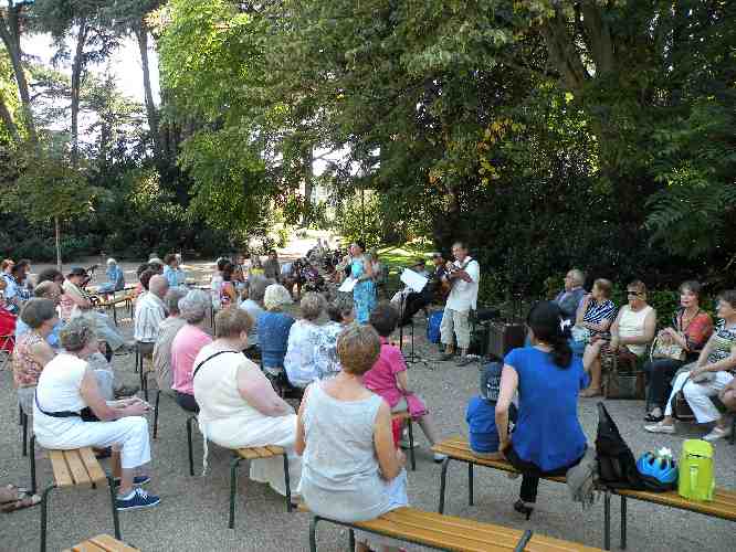 Le public lors de la rencontre littéraire sur le thème Enfances, le 10 août 2012, dans le jardin des Prébendes à Tours.