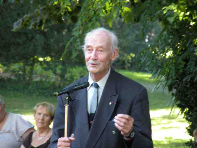 Le Pr Gilbert Lelord lors des échanges avec le public, à la fin de la rencontre littéraire sur le thème Enfances, le 10 août 2012, dans le jardin des Prébendes à Tours.